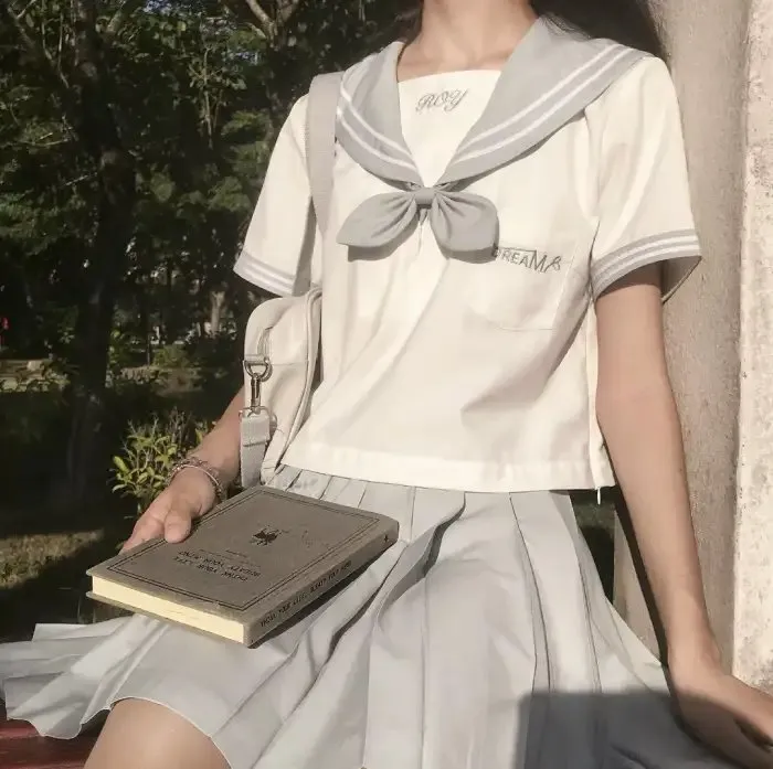 宫崎骏治愈童话《魔女宅急便》国日双语：骑着扫帚的13岁小魔女，每个女孩成长的必经之路